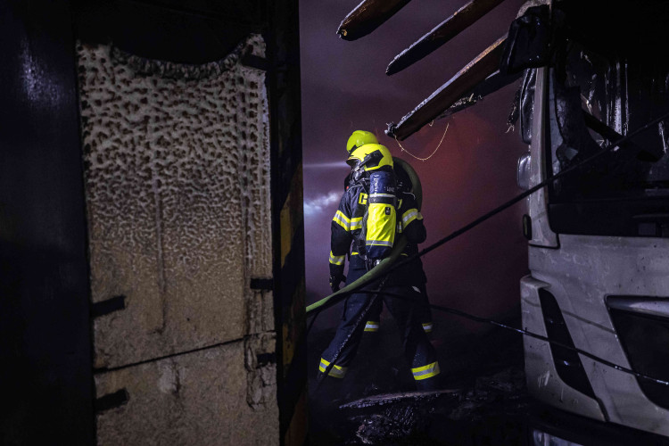 GALERIE: Požár garáží v areálu čistírny v Náchodě