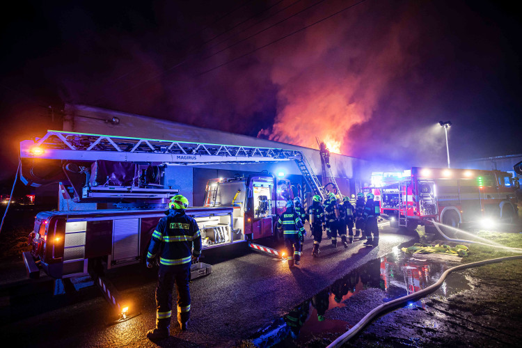 GALERIE: Požár garáží v areálu čistírny v Náchodě