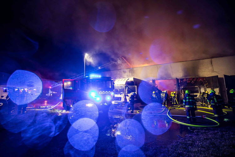 GALERIE: Požár garáží v areálu čistírny v Náchodě