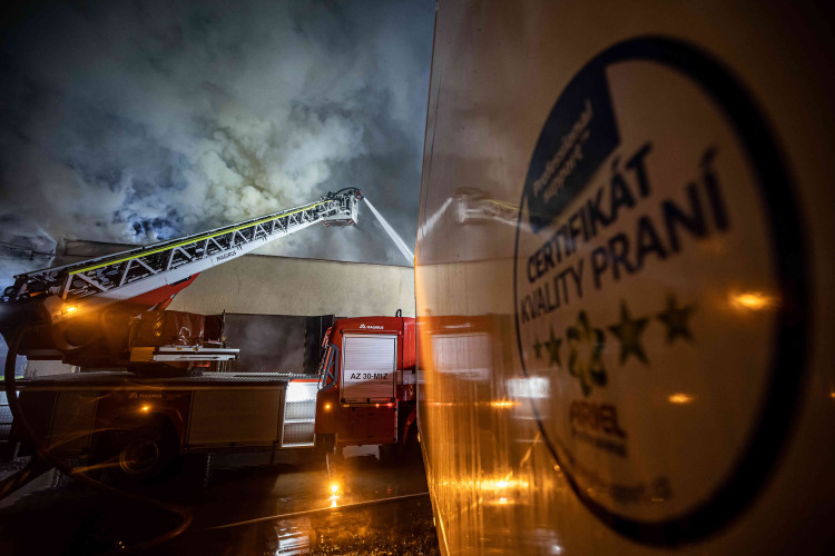 GALERIE: Požár garáží v areálu čistírny v Náchodě