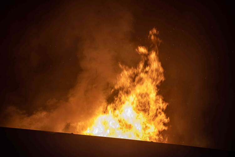 GALERIE: Požár garáží v areálu čistírny v Náchodě