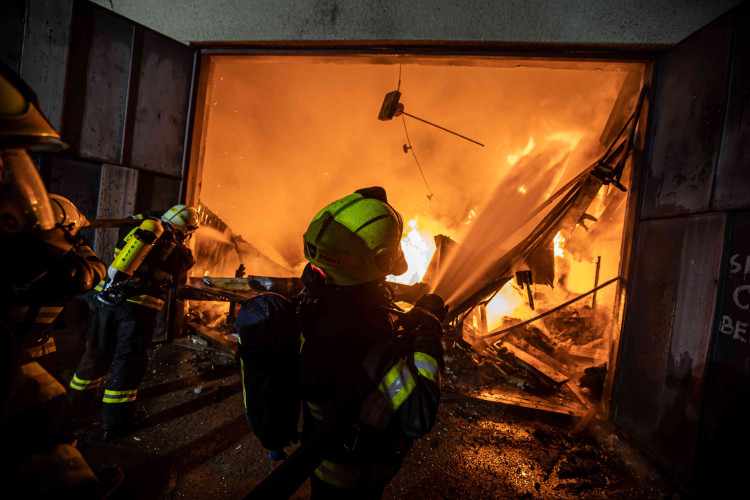 GALERIE: Požár garáží v areálu čistírny v Náchodě