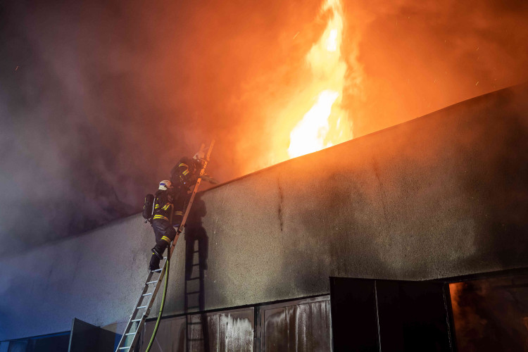 GALERIE: Požár garáží v areálu čistírny v Náchodě