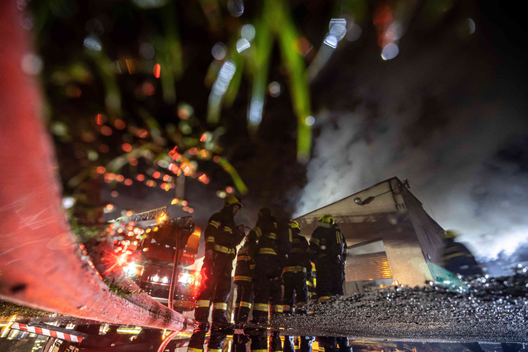 GALERIE: Požár garáží v areálu čistírny v Náchodě