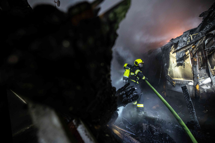 GALERIE: Požár garáží v areálu čistírny v Náchodě