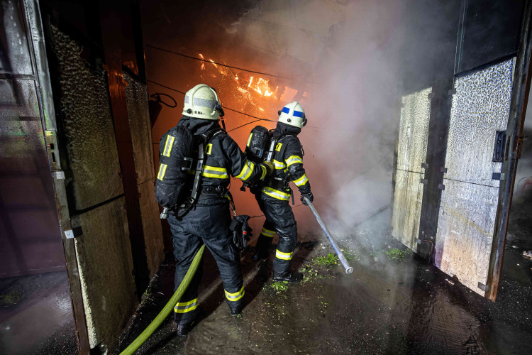 GALERIE: Požár garáží v areálu čistírny v Náchodě