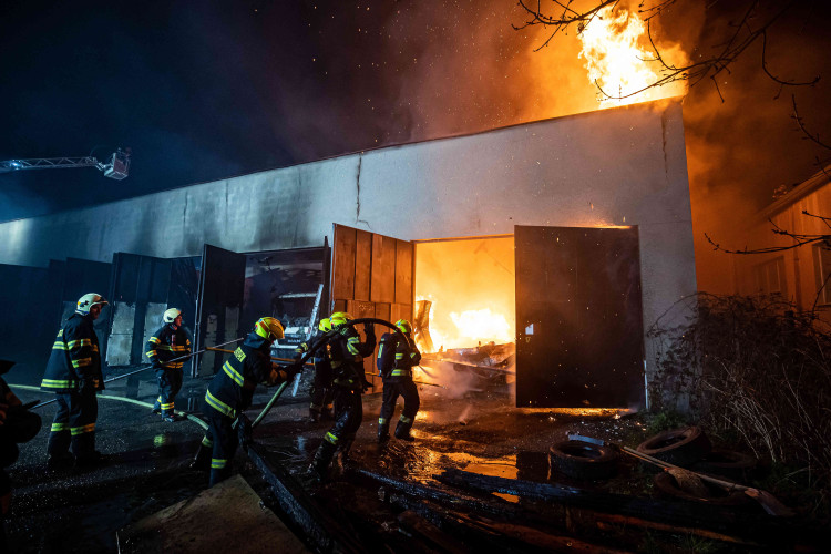 GALERIE: Požár garáží v areálu čistírny v Náchodě