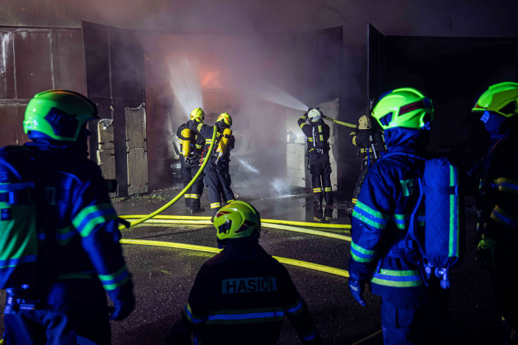 GALERIE: Požár garáží v areálu čistírny v Náchodě