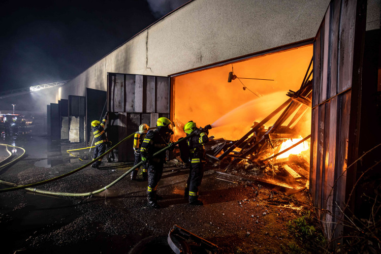 GALERIE: Požár garáží v areálu čistírny v Náchodě