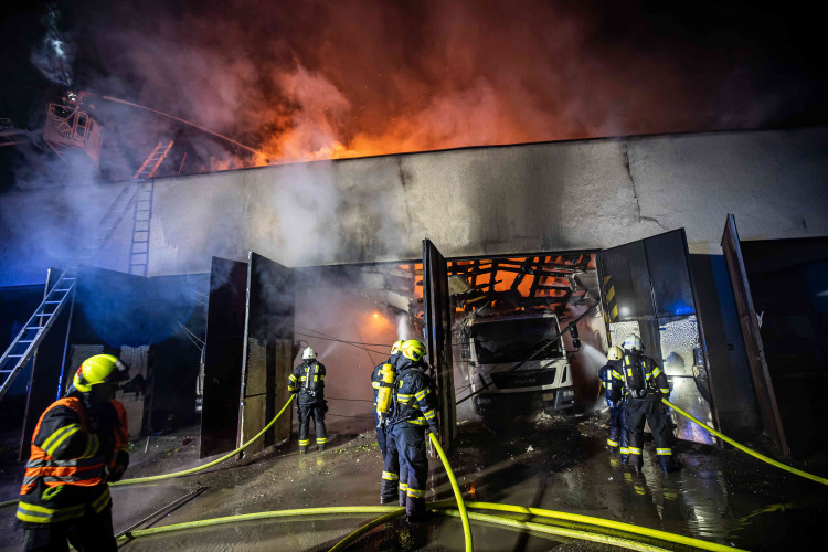 GALERIE: Požár garáží v areálu čistírny v Náchodě