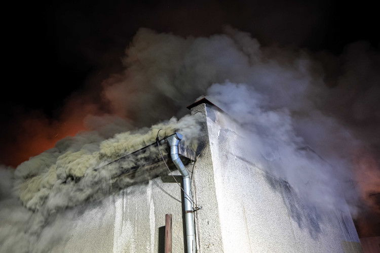 GALERIE: Požár garáží v areálu čistírny v Náchodě