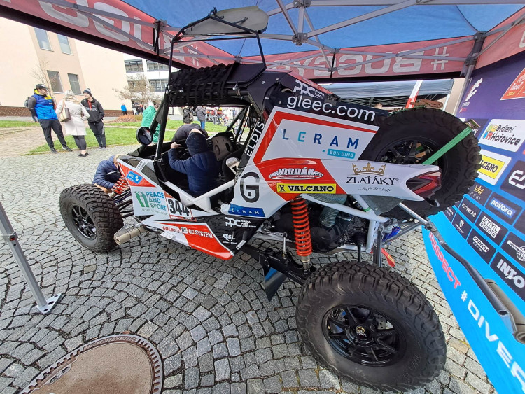 Speciály z Rallye Dakar burácely na náměstí u univerzity