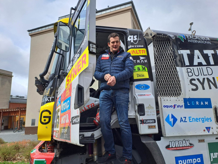 Speciály z Rallye Dakar burácely na náměstí u univerzity