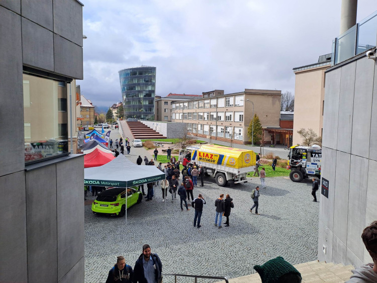 Speciály z Rallye Dakar burácely na náměstí u univerzity