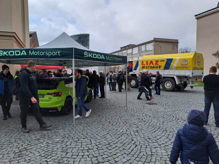 Speciály z Rallye Dakar burácely na náměstí u univerzity