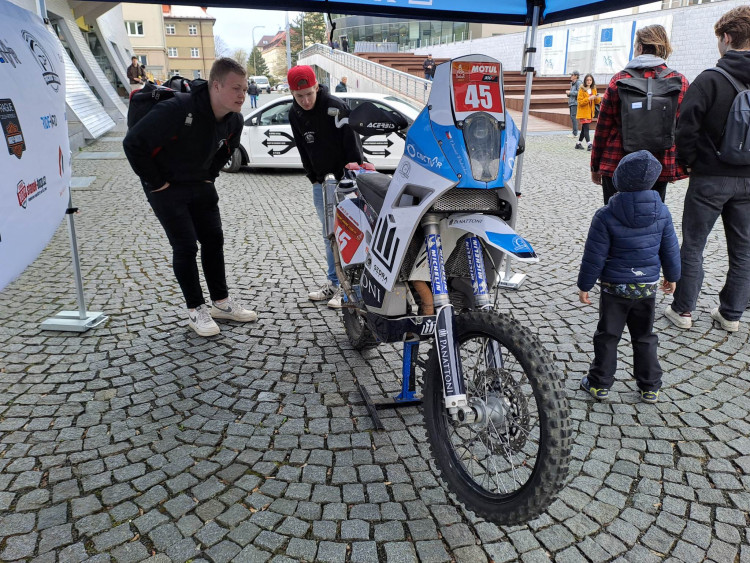 Speciály z Rallye Dakar burácely na náměstí u univerzity