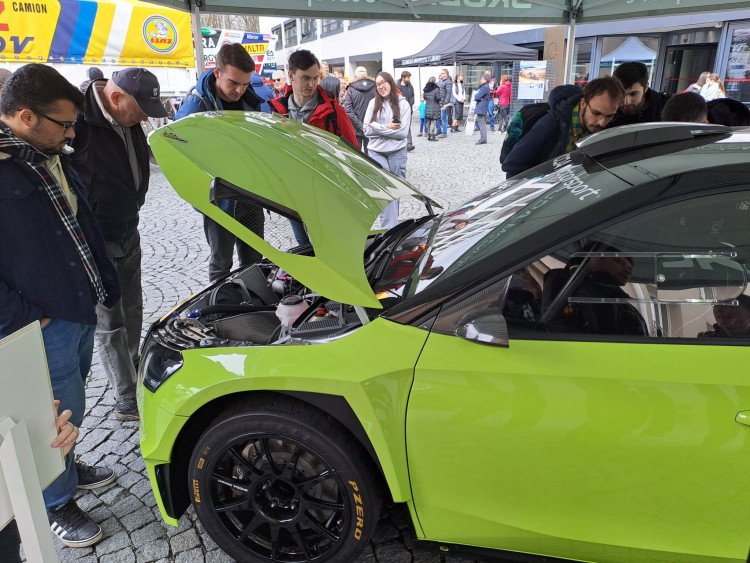 Speciály z Rallye Dakar burácely na náměstí u univerzity