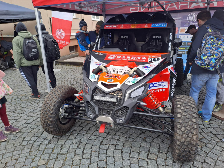 Speciály z Rallye Dakar burácely na náměstí u univerzity