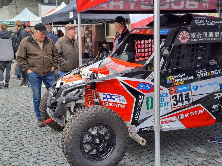 Speciály z Rallye Dakar burácely na náměstí u univerzity