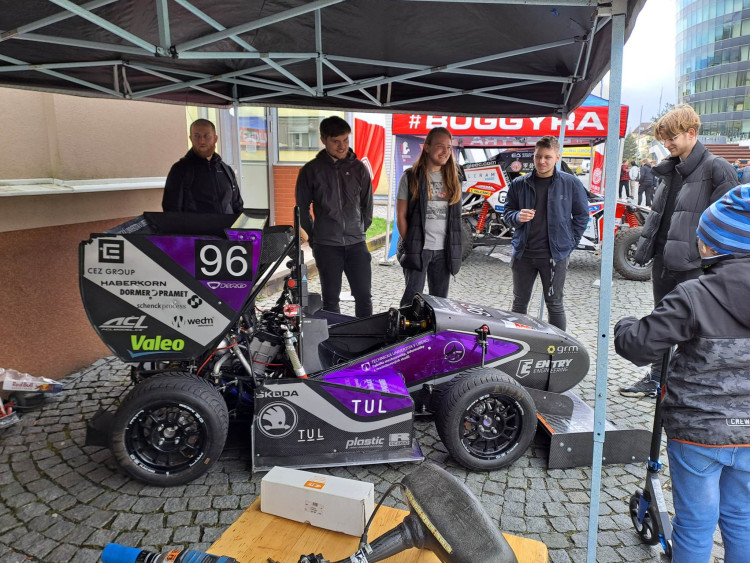 Speciály z Rallye Dakar burácely na náměstí u univerzity