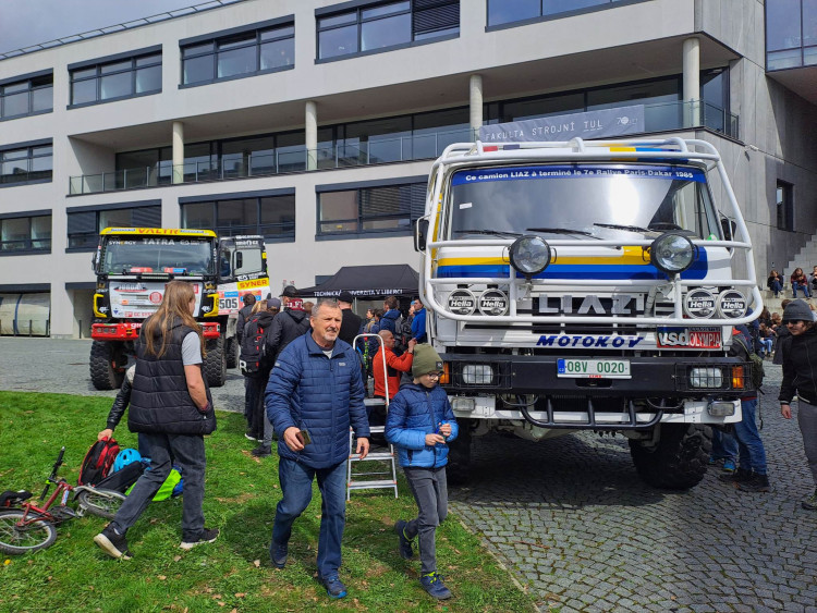 Speciály z Rallye Dakar burácely na náměstí u univerzity
