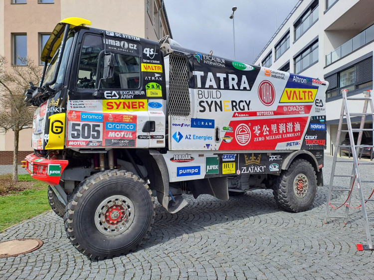 Speciály z Rallye Dakar burácely na náměstí u univerzity