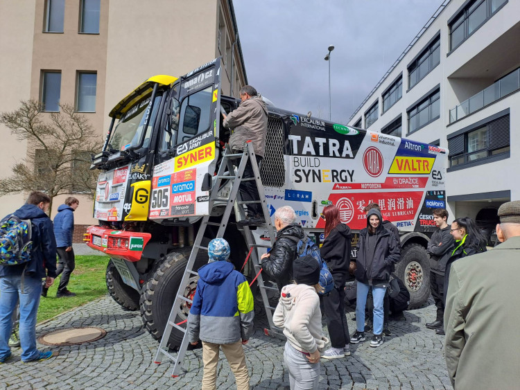 Speciály z Rallye Dakar burácely na náměstí u univerzity