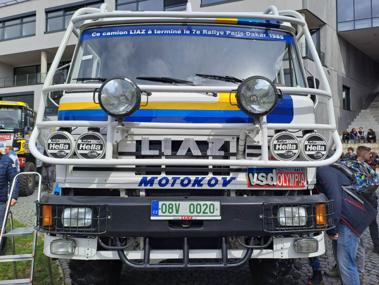 Speciály z Rallye Dakar burácely na náměstí u univerzity