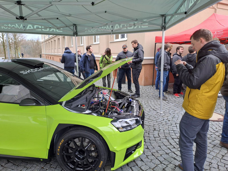 Speciály z Rallye Dakar burácely na náměstí u univerzity