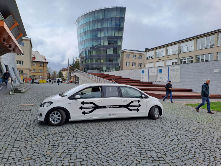 Speciály z Rallye Dakar burácely na náměstí u univerzity