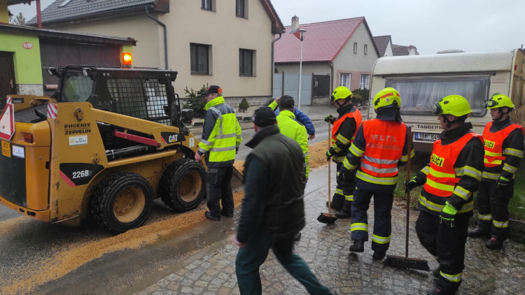 Vysypané zrní na vozovce v Dolní Cerekvi