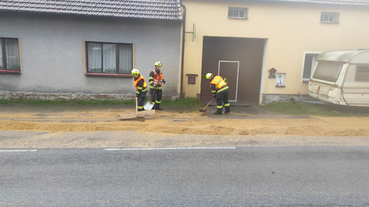 Vysypané zrní na vozovce v Dolní Cerekvi