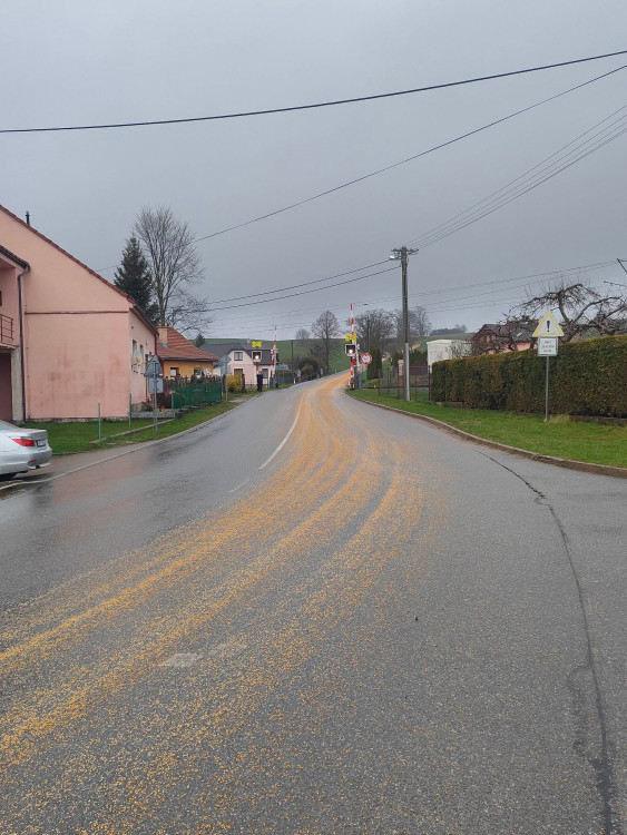 Vysypané zrní na vozovce v Dolní Cerekvi