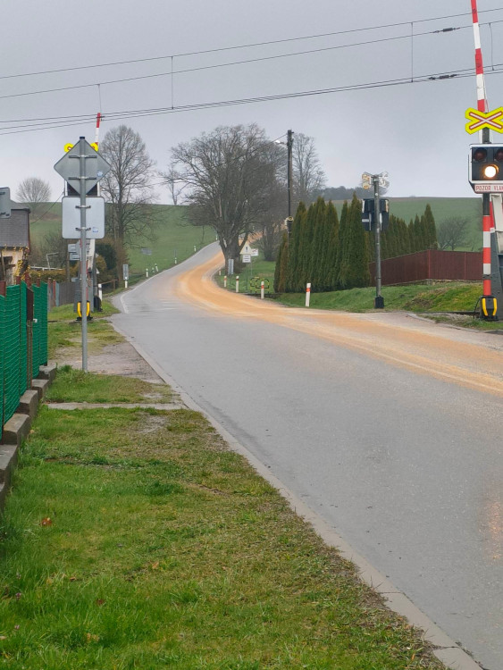 Vysypané zrní na vozovce v Dolní Cerekvi