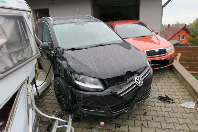 Autu se za jízdy odpojil přívěs