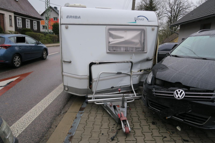 Autu se za jízdy odpojil přívěs