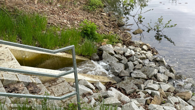 Tudy přitéká z Berounky voda do Boleváku