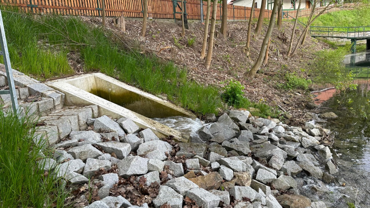 Tudy přitéká z Berounky voda do Boleváku