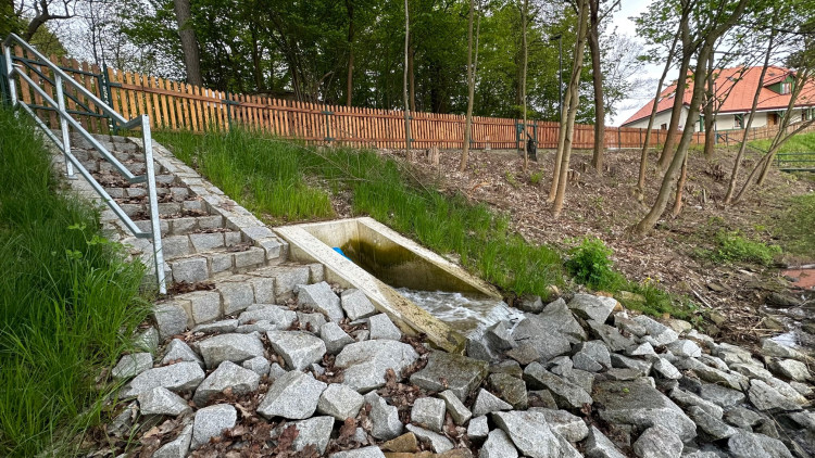 Tudy přitéká z Berounky voda do Boleváku