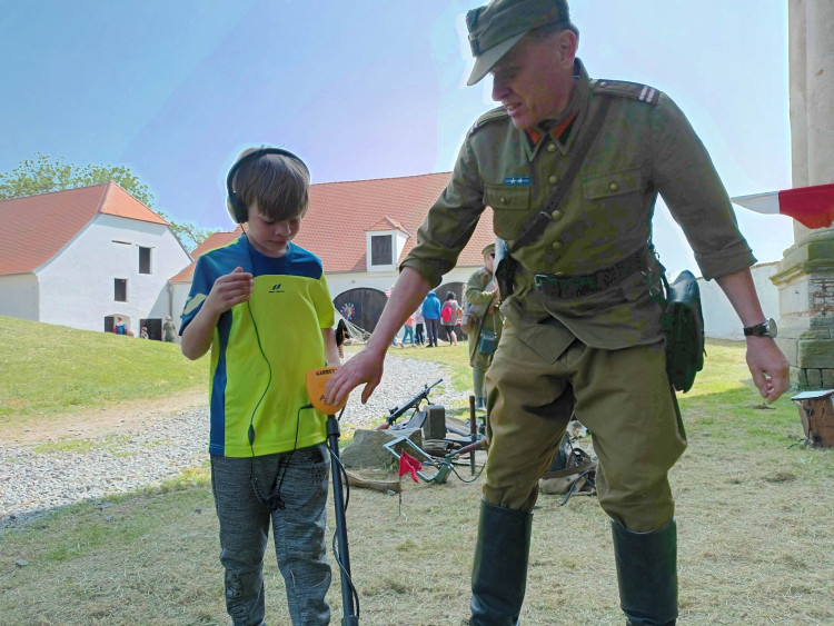 FOTOGALERIE: Zámek obsadily děti a kluby vojenské historie