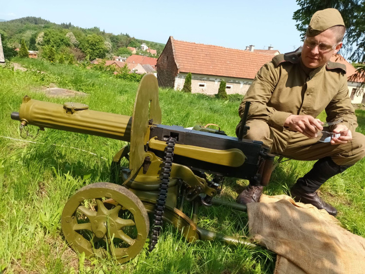 FOTOGALERIE: Zámek obsadily děti a kluby vojenské historie