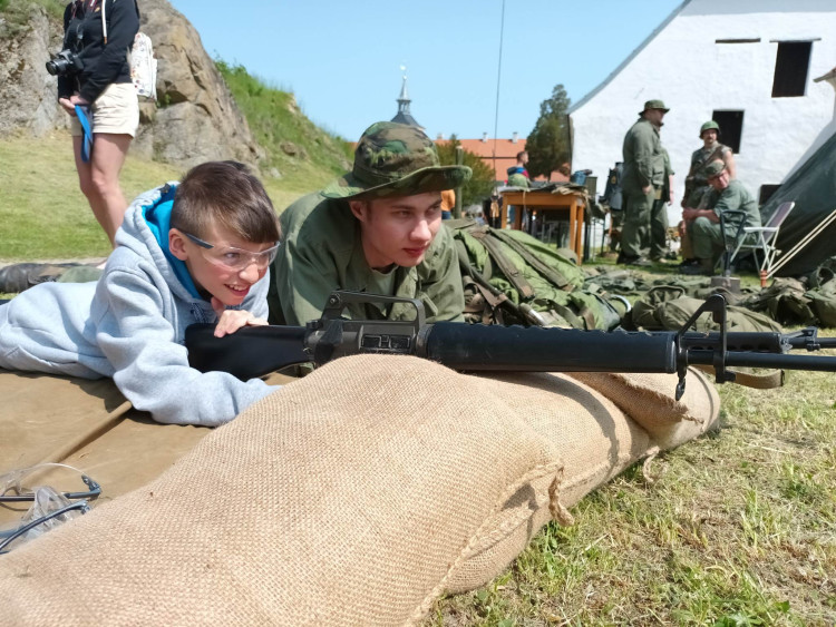 FOTOGALERIE: Zámek obsadily děti a kluby vojenské historie