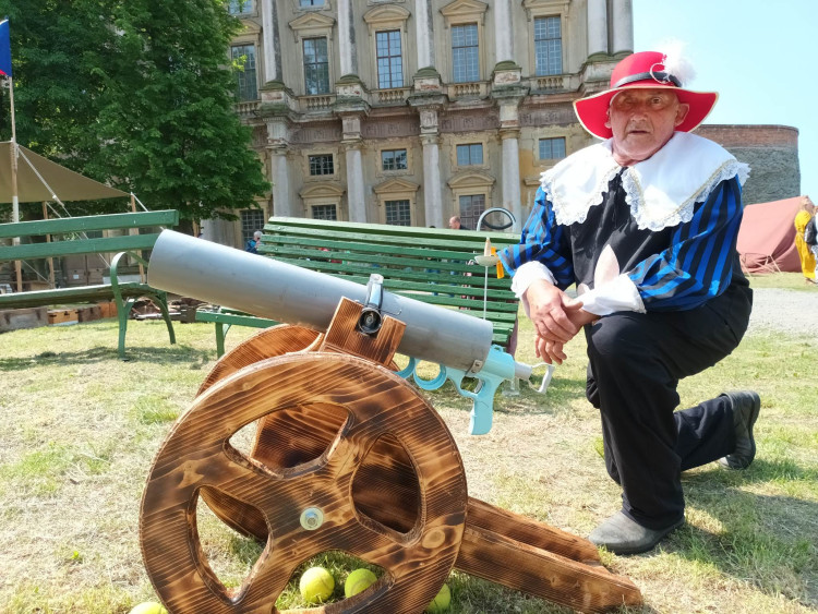 FOTOGALERIE: Zámek obsadily děti a kluby vojenské historie