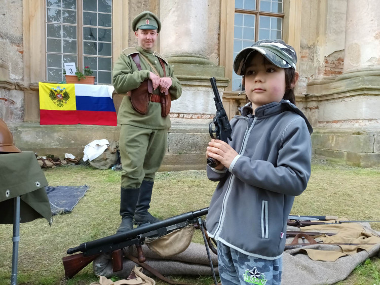 FOTOGALERIE: Zámek obsadily děti a kluby vojenské historie