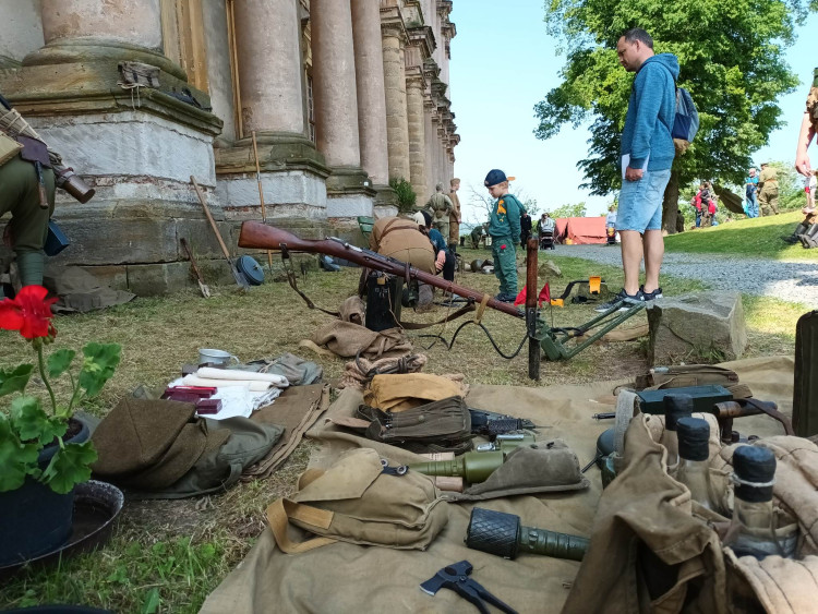 FOTOGALERIE: Zámek obsadily děti a kluby vojenské historie