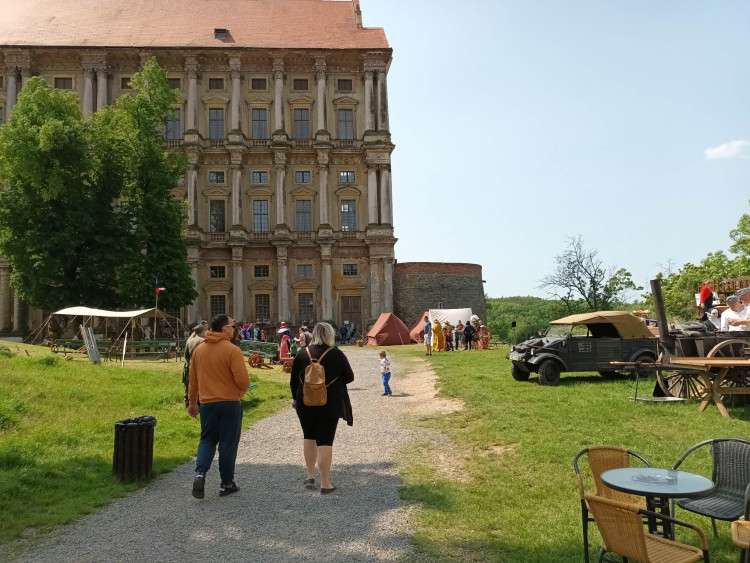 FOTOGALERIE: Zámek obsadily děti a kluby vojenské historie