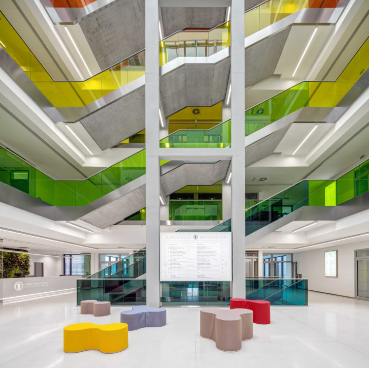 Hlavní budova Lékařské fakulty v Plzni