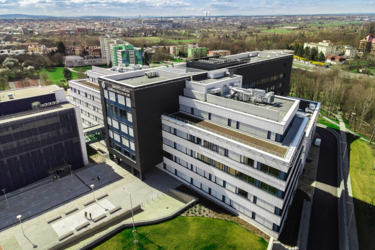 Hlavní budova Lékařské fakulty v Plzni