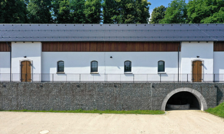 Projekt obnovy historické budovy stájí a chlévů v areálu hospodářského dvora pod hradem Klanová