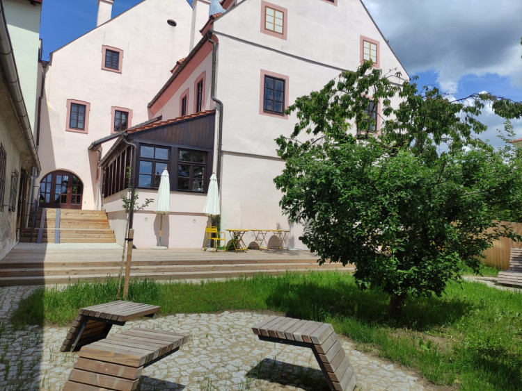 Tajná zahrada Městské knihovny v Plané